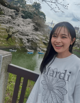 林芽亜里、桜ショットを公開し「芽亜里ちゃんの笑顔の方が素敵すぎる」と話題に！