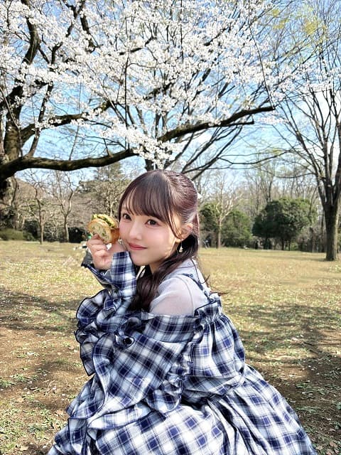 気分はお花見デート!?≠ME 落合希来里のショットにファン大歓喜！