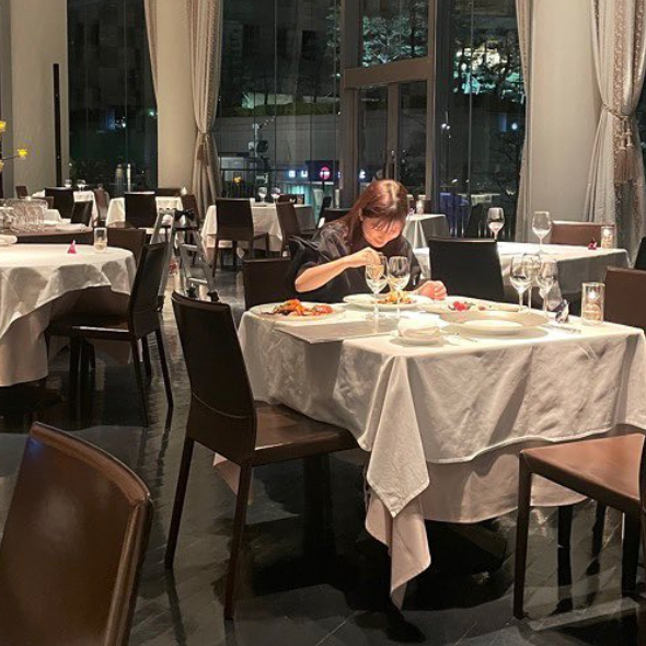 芳根京子さんが撮影終わりに1人で暴食‼️メイクオフ後も現場に戻る