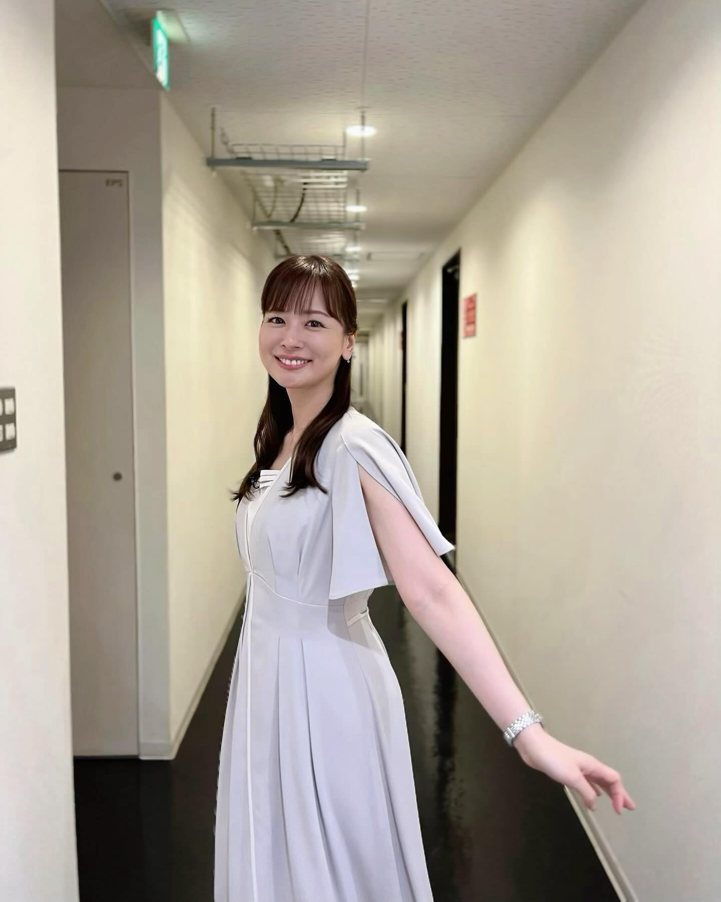 人気フリーアナウンサーの爽やか白ワンピコーデが「40歳には見えない」と話題に