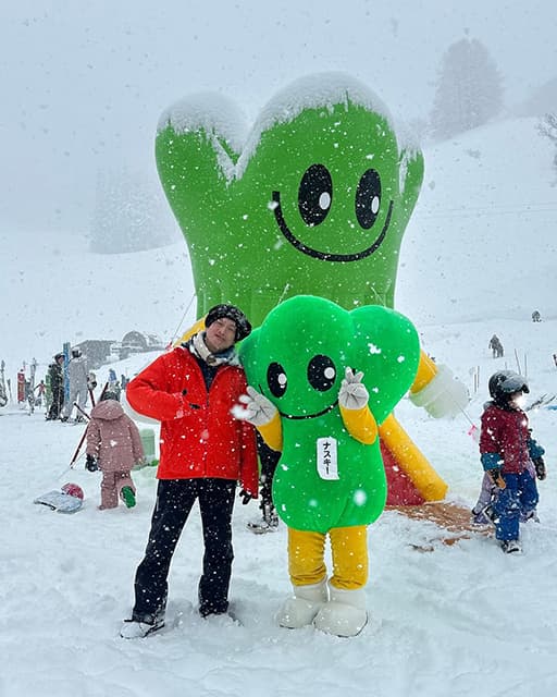 JP、長野のスキー場ロケでマスコットキャラクターのナスキーと仲良くツーショットを公開！