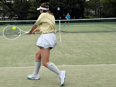 元プロテニス美女、バックハンドムービーを公開！今年の抱負も語る「相変わらず動きがシャープでいいですね」