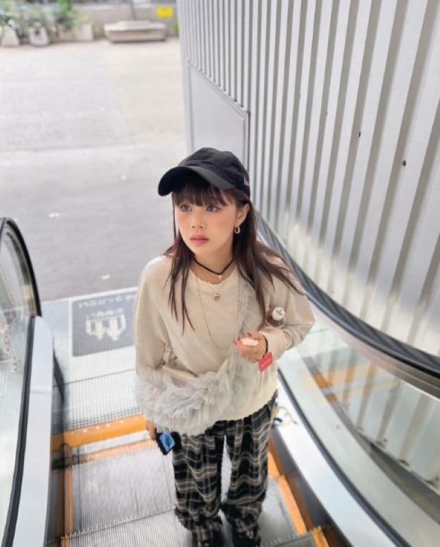 元モー娘。の新垣里沙がもちもちぎょうざくんを手にパシャリ「本当にお気に入った！！！！」