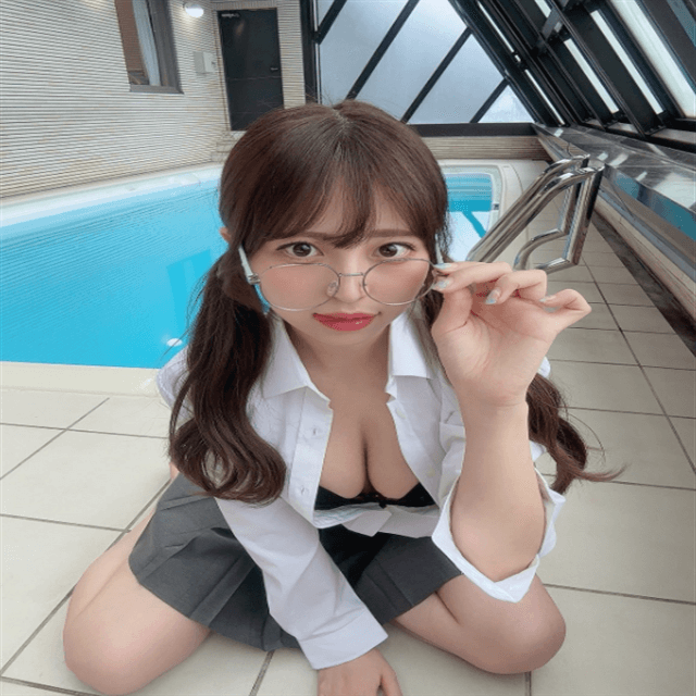 ”知的文系美女風の…”モデル竹内星菜が生徒会長風コスで美バストを披露