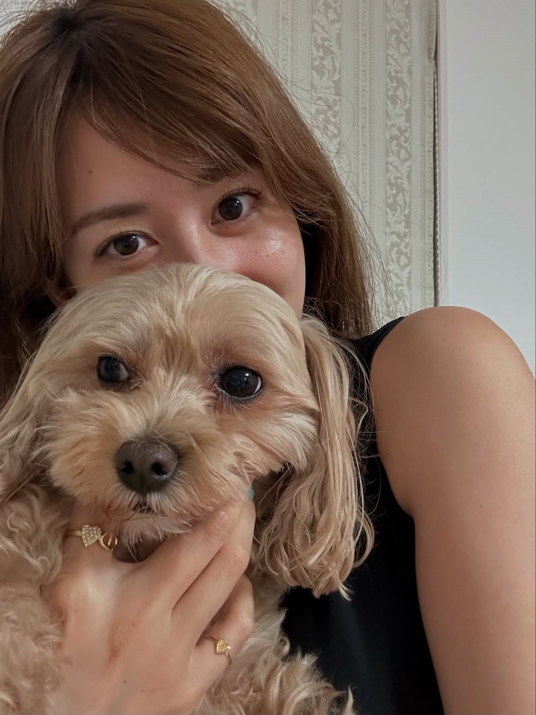 知的な美女フリーアナの可愛すぎるペットとツーショット！