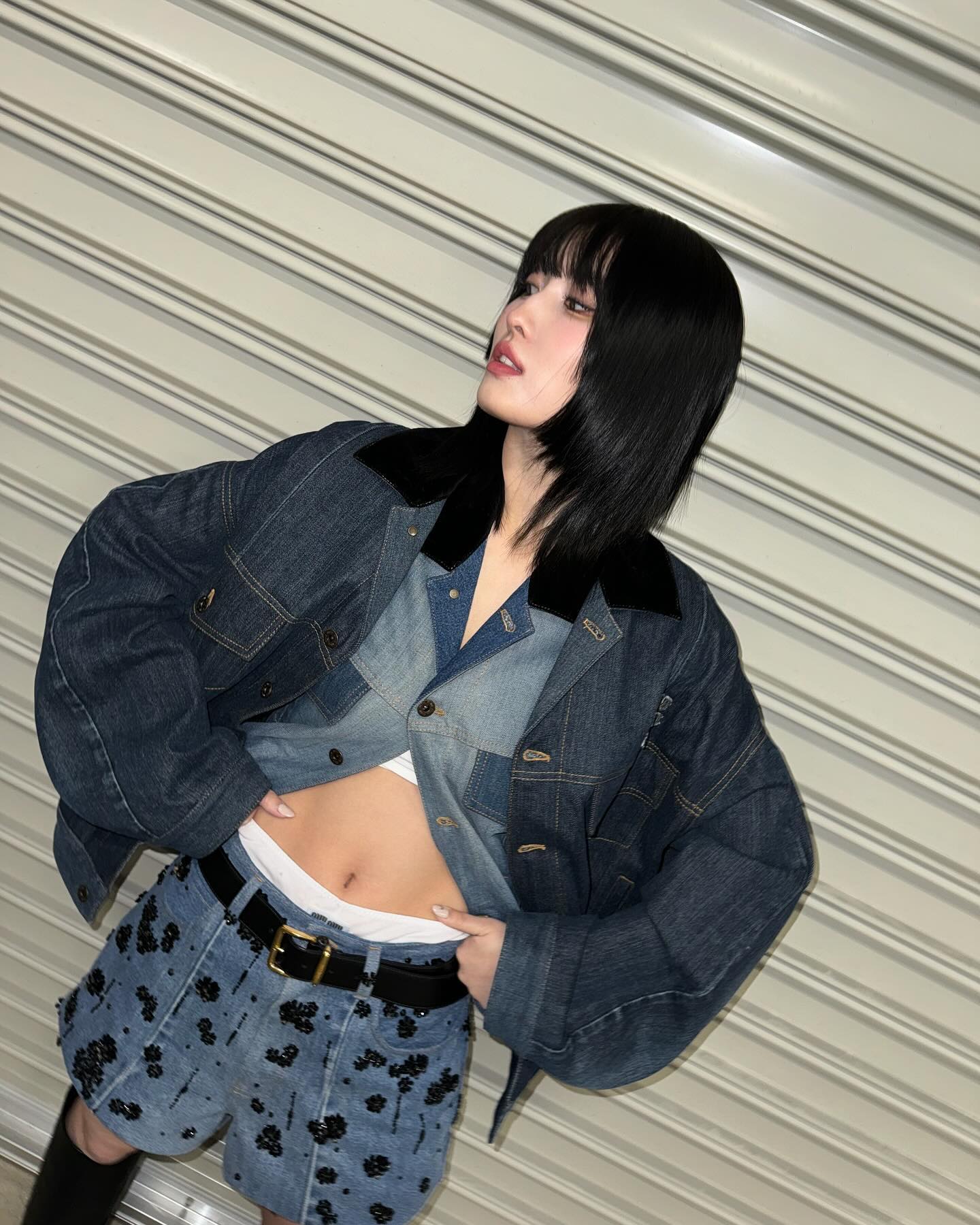 「スギちゃんにこの着こなし方見習ってほしい」TWICE・モモの全身デニムショットが話題に🤣