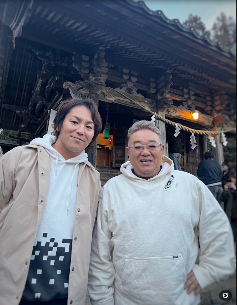 “神主芸人”狩野英孝、地元神社で伊達みきおと初詣ツーショット