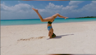 父はあの”超大物歌手” 人気女優が水着スタイルで