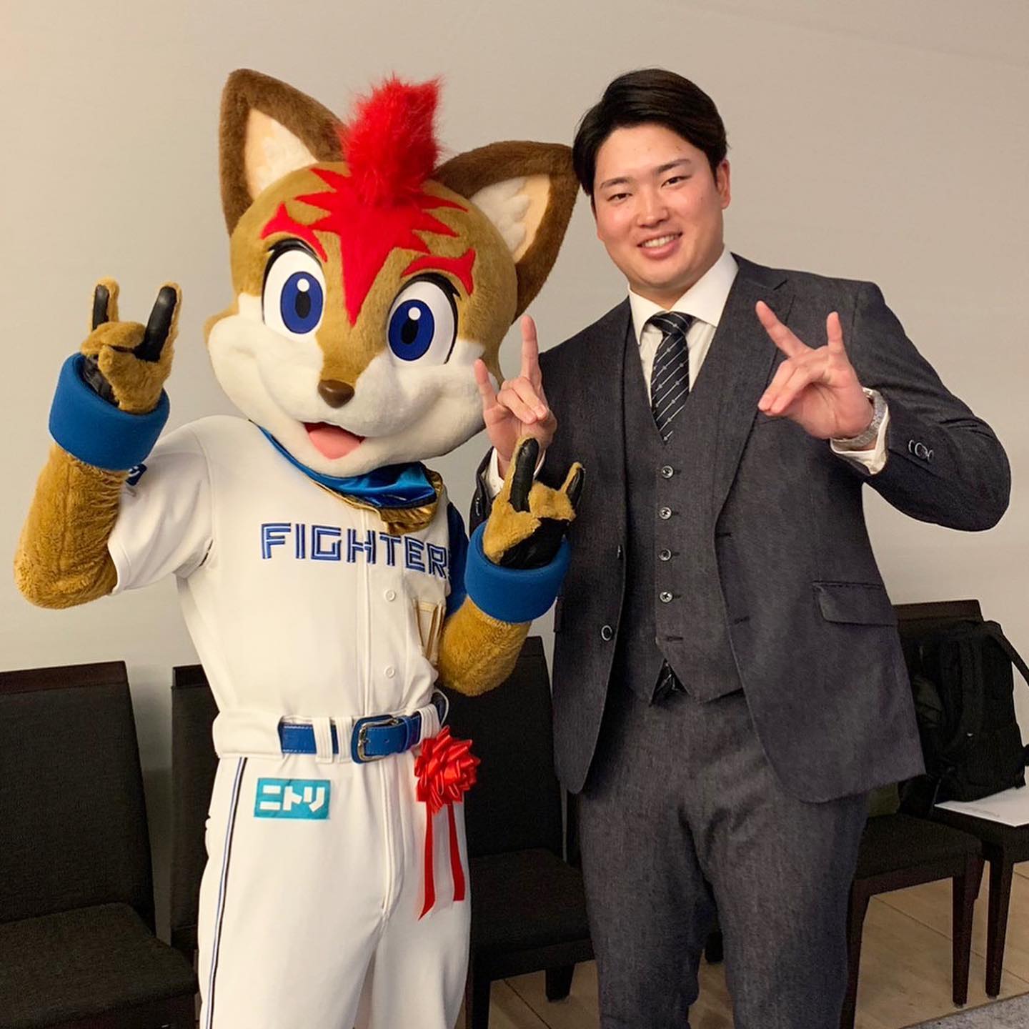 “村神様”が「きつねダンス」🦊🤘⁉️日ハムのマスコットが流行語大賞の様子公開⚾️
