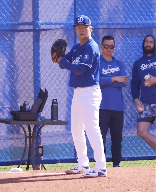 山本由伸がブルペンに「Yoshinobu Yamamoto is bringing the heat to #SpringTraining 🔥」