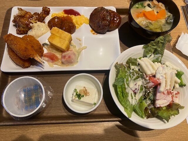 「野菜中心」と主張も...人気芸人の朝食にファンがツッコミ「どう見ても肉類、揚げ物が目立つ」