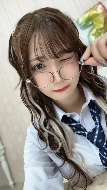 破壊力がパない！人気女性声優のメガネ×制服ショットにファン「はちゃめちゃにかわいいです...！！！」