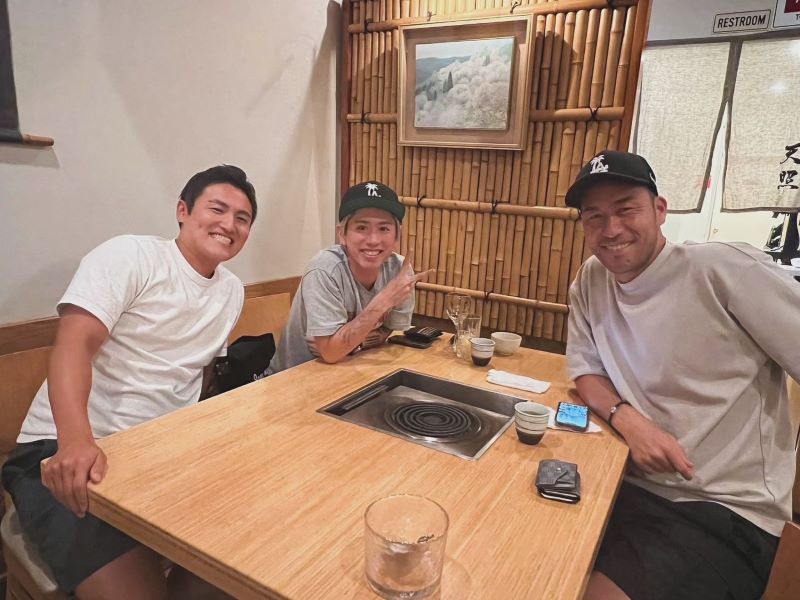 「交友関係広すぎ」ワンオクTaka、ロスで戦う同い年とのスリーショット公開！