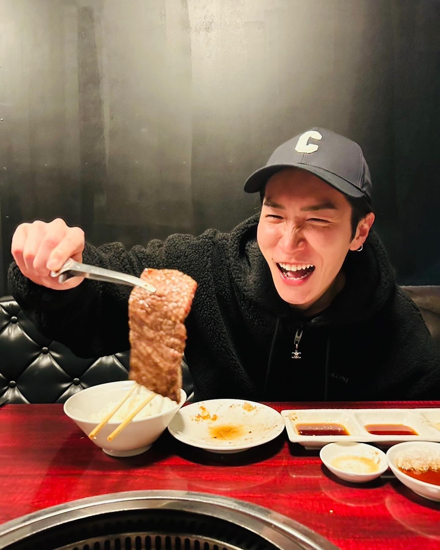 Snow Man・渡辺翔太のもぐもぐショットが話題😍「可愛すぎて罪レベル!!」