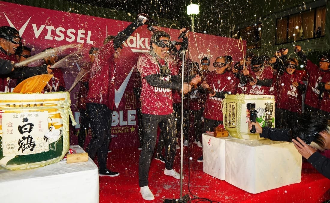 “鏡開きでスタート”J１連覇の神戸、ビールかけで選手たちが大盛り上がり