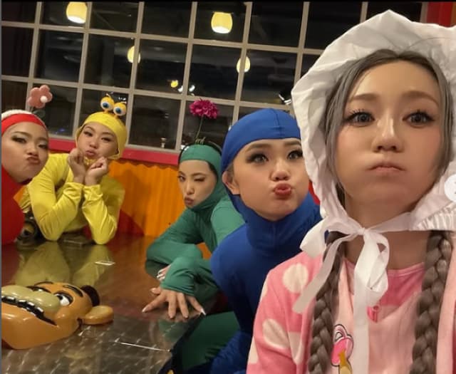 「Trick or Treat  飴ちゃん何個もらえるかなー？」倖田來未が面白仮装でHalloweenシーズンのテーマパークを満喫！