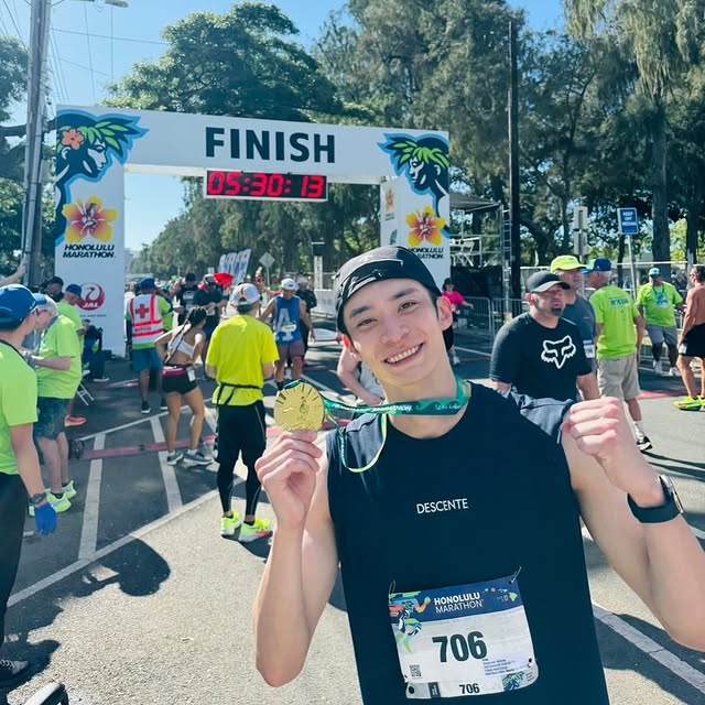 「30km超えてから進まない」元競泳日本代表・入江陵介、ホノルルマラソン完走！爽やかスマイルが話題