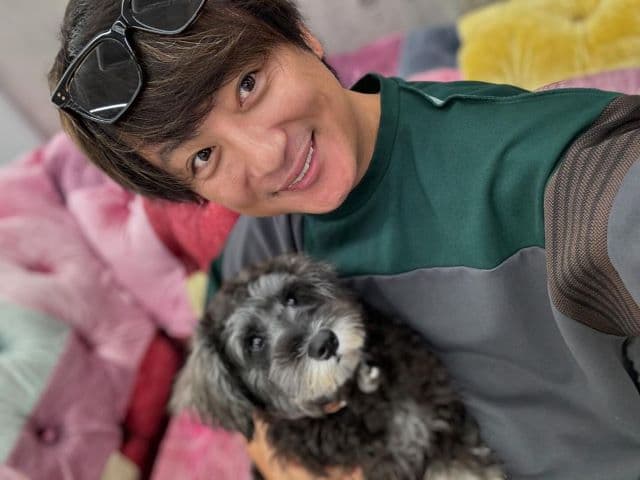 「可愛すぎてどっちがわんちゃん？」上地雄輔、犬を抱っこして見せる笑顔がかわいいと話題に！