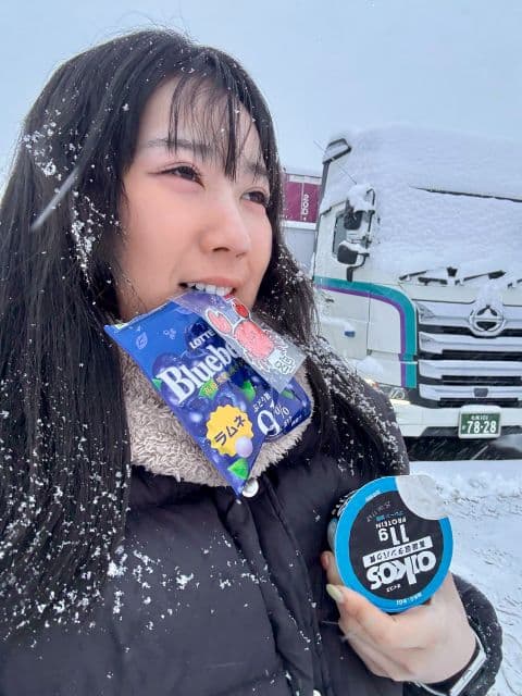 大雪の北海道をゆく！トラックめいめい、おやつを手に