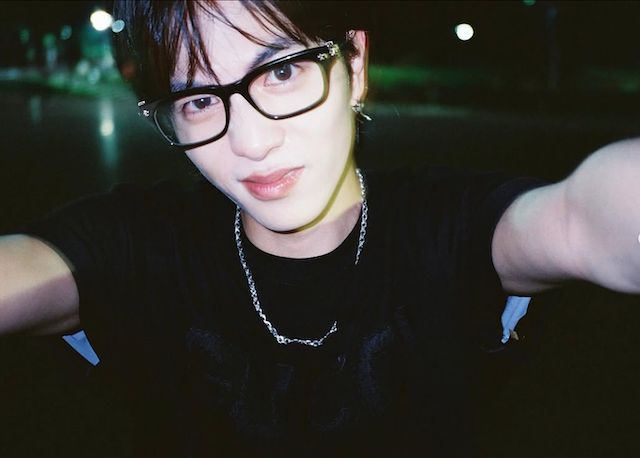 夜の街に映える…志尊淳が“夏の散歩ショット”公開、スタイリッシュすぎる姿が話題