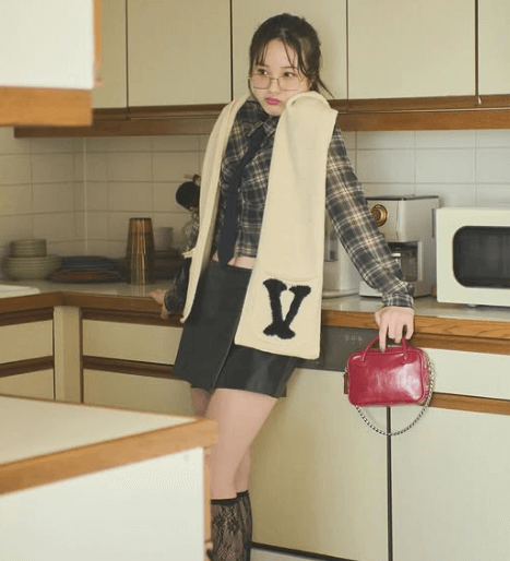 「眼鏡レア、可愛い！」フィギュアスケートの激カワガール、室内のミニ美脚＆ヘソ出しショットにファン歓喜！「素敵です」