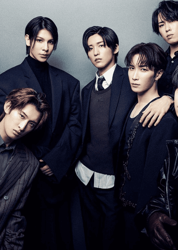 Snow Manがシックな衣装で『VI/NYL』表紙に登場　クールな眼差しをこちらに向けてファンを魅了