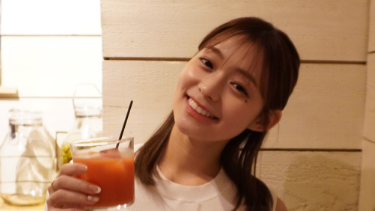 田﨑さくらの“爽やかカフェショット”が話題！夏コーデとピザにファン歓喜「超可愛い」「癒される」