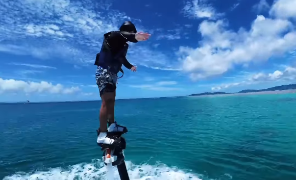 「空を駆ける格闘王」魔裟斗、石垣島で圧巻のフライボード体験！まるでロッキーのワンシーン