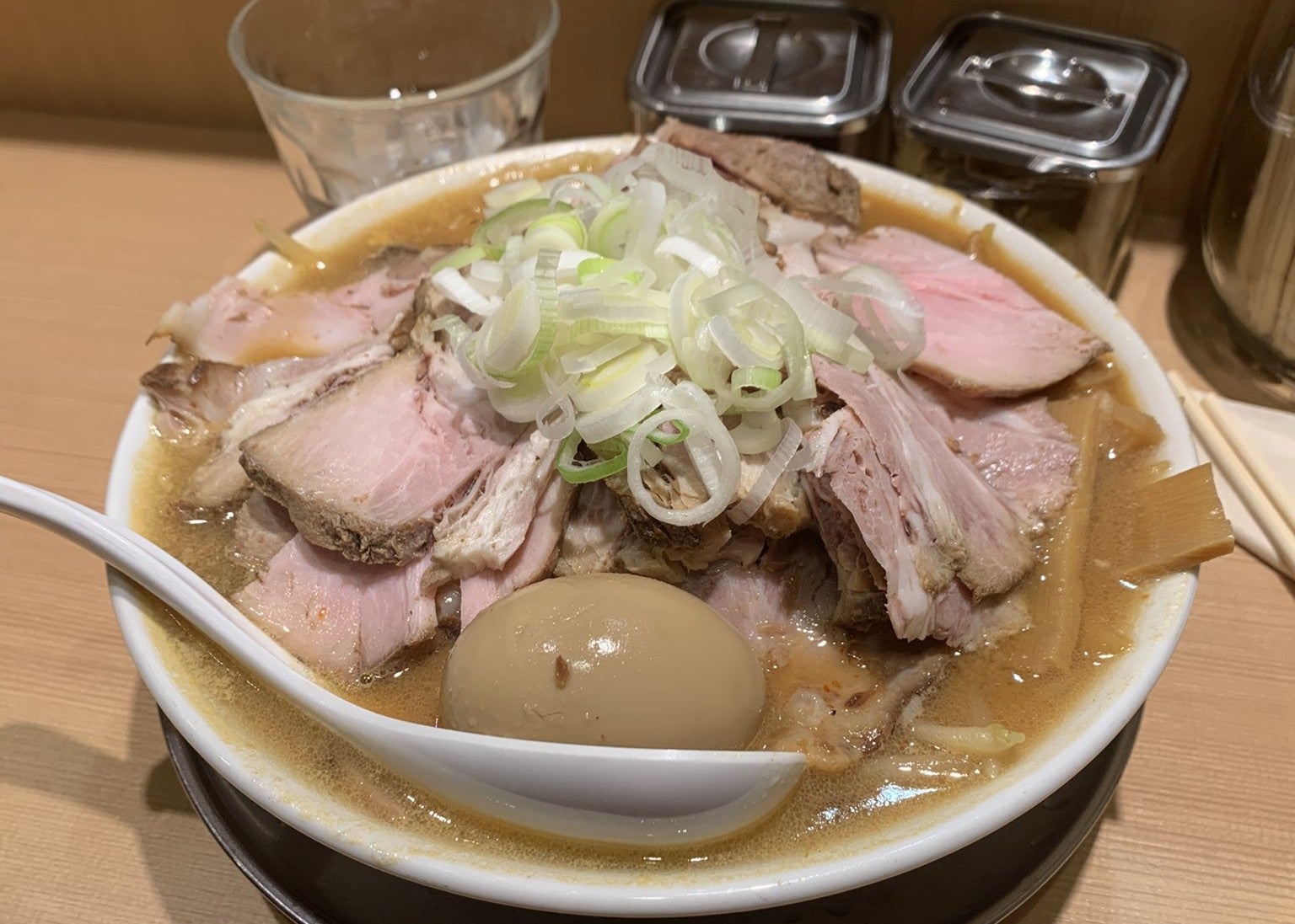 秋山準、ラーメン店訪問で“洗顔トーク”炸裂　高鹿佑也との微笑ましいひと幕