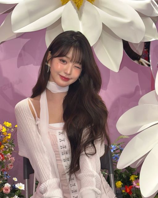 「花に囲まれウインク」のIVE・ウォニョンに「花より可愛い」の声！