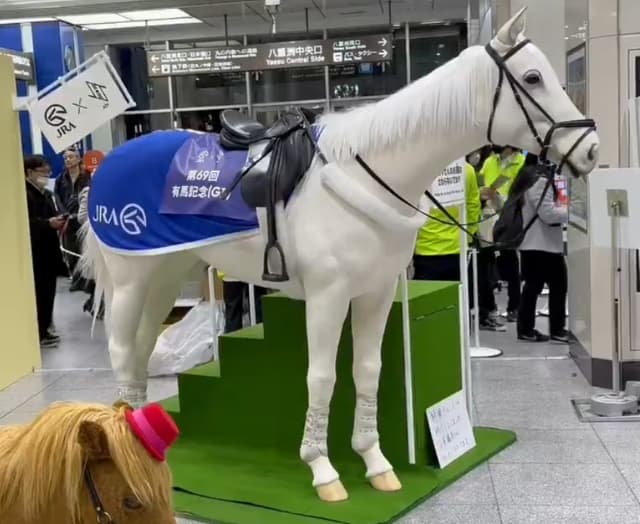 JRA騎手の高田潤、東京駅で「めちゃくちゃビビりました…」と騎手でも分からない馬ロボが設置されている