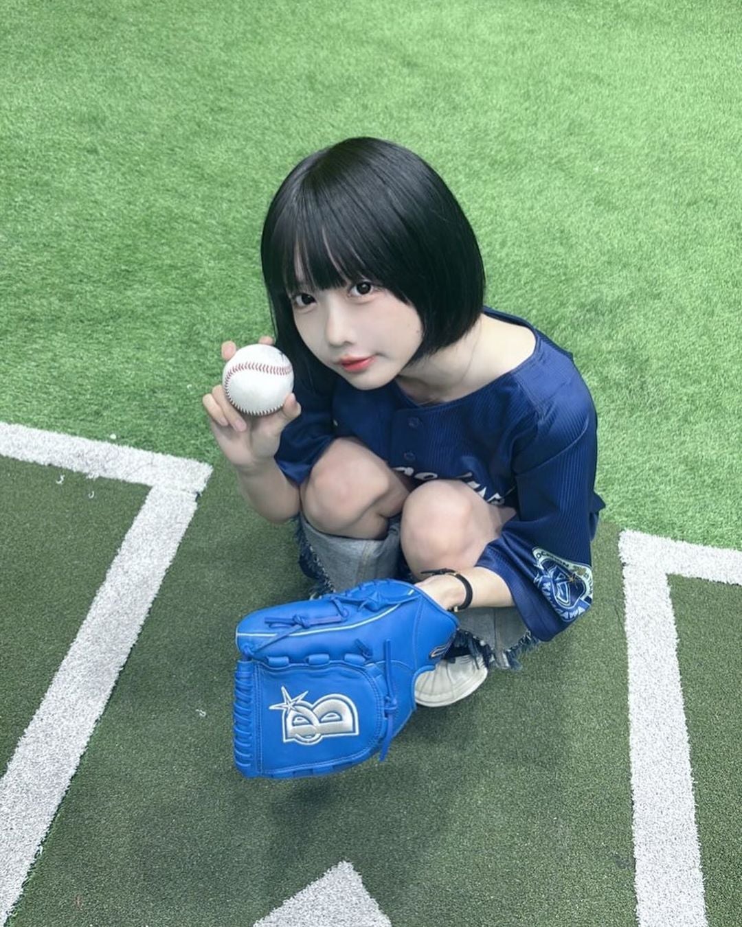 「ノーバンってやつでギリいけました」あのちゃんが全身青コーデで始球式に登場