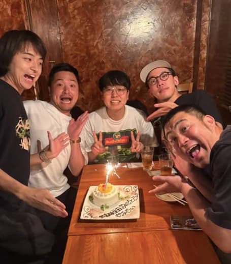 ジェラードン・かみちぃが後輩から誕生日のお祝いしプレゼントショットも披露！
