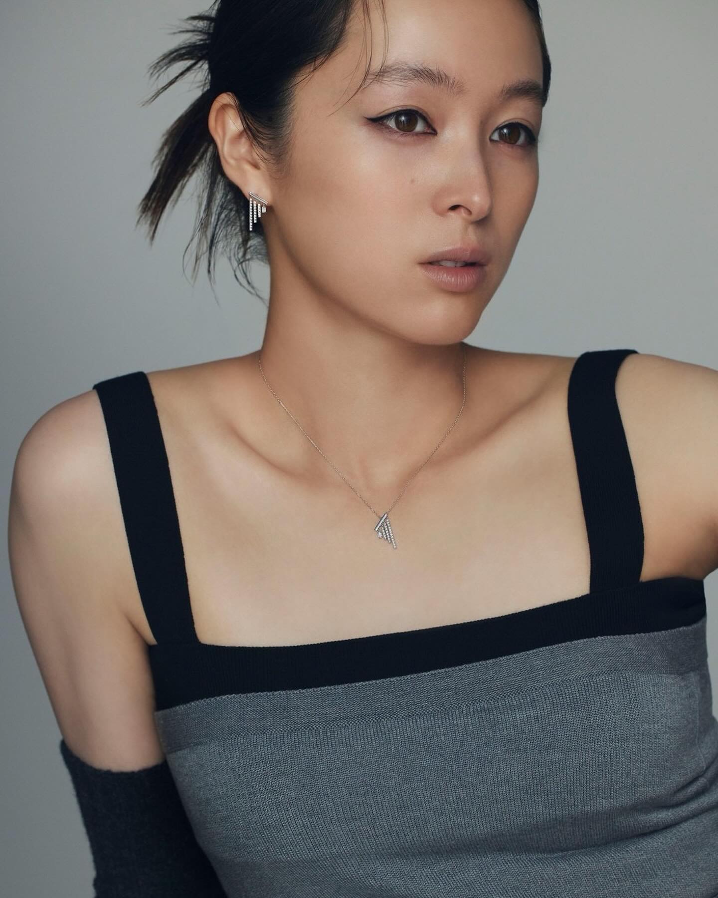 「クールビューティ」清野菜名が最新ショットを公開！「おつかれーらいす。」