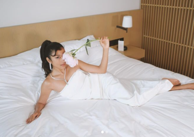 美しすぎる34歳...雰囲気激変・天然キャラで一世風靡した人気モデルが純白ドレス姿を披露