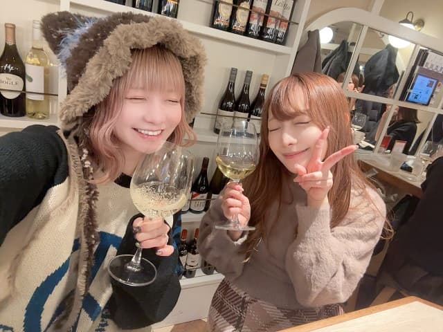 「 かわいい2人で眼福」人気コスプレイヤーの仲良し乾杯ショットにファンも笑顔