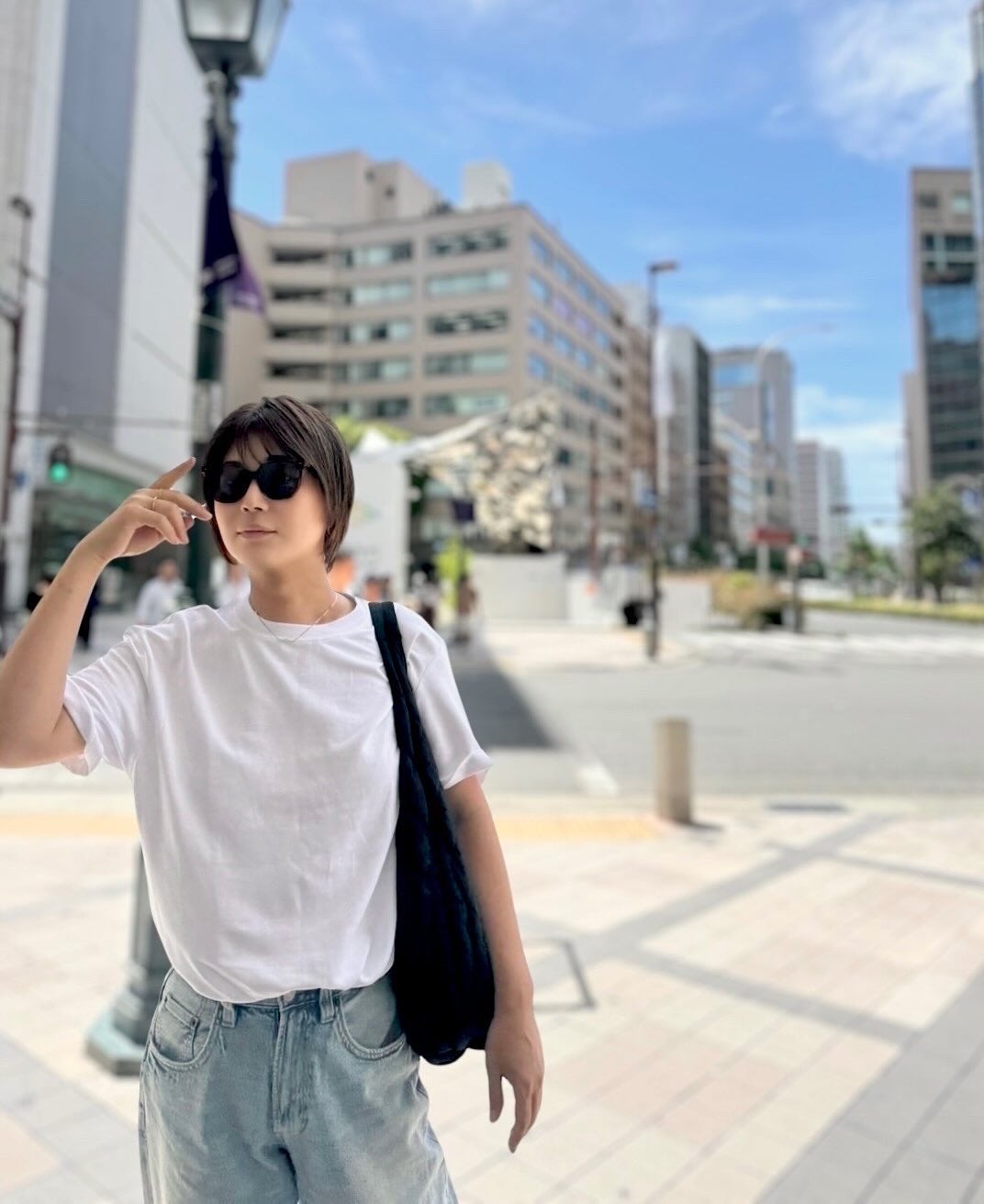 氷川きよしがさわやか夏ファッションで神戸の街をお散歩！