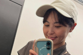 「恐竜愛が止まらない！」フリーアナ・飯田麻菜美、ティラノサウルスレースに大興奮の週末ショット公開