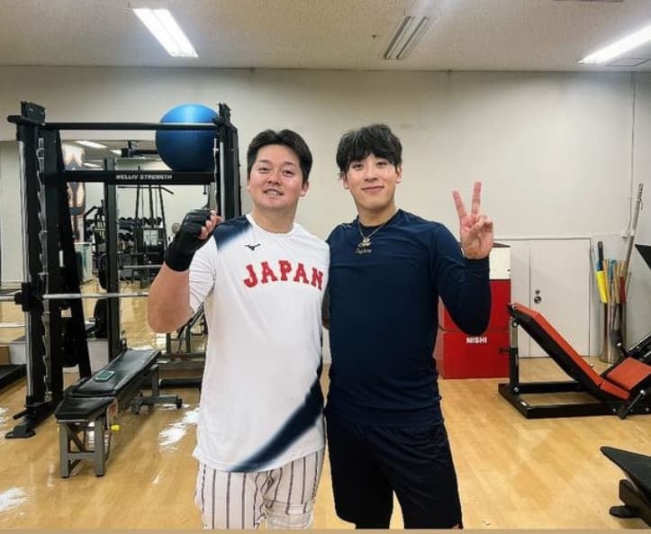 侍ジャパン・藤平尚真「ナイスゲーム」満塁弾を放った牧と2ショット