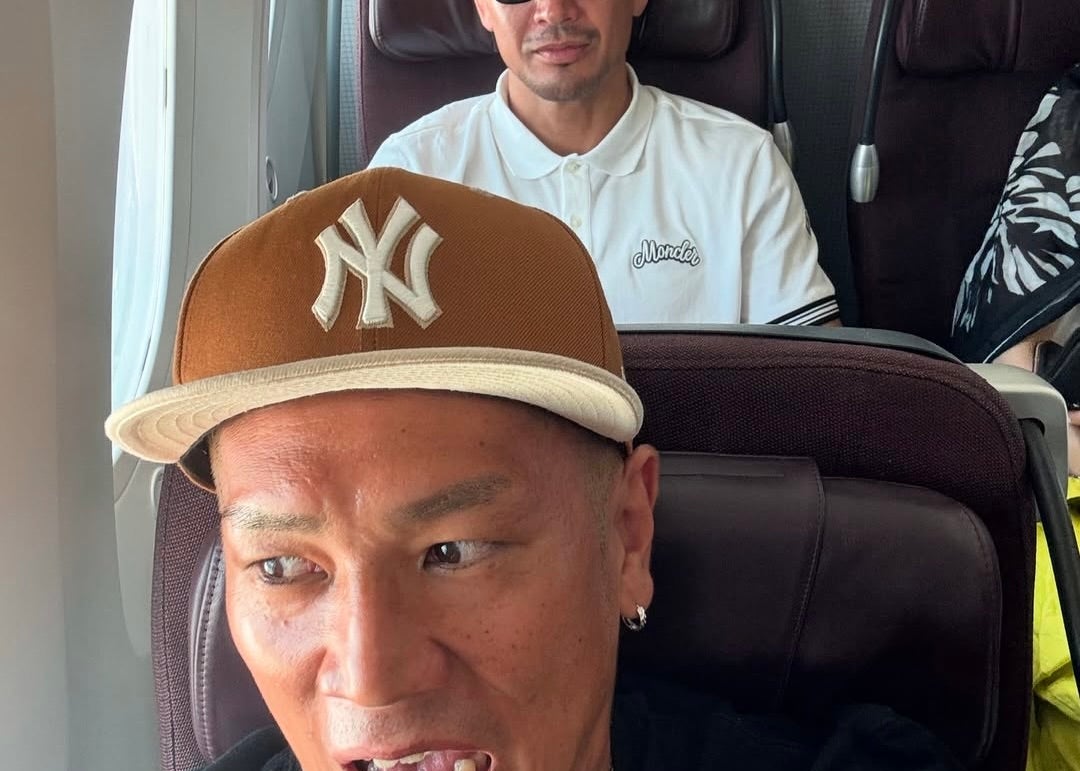 城戸康裕、“魔裟斗の圧”でリクライニング封印…機内エピソードが話題