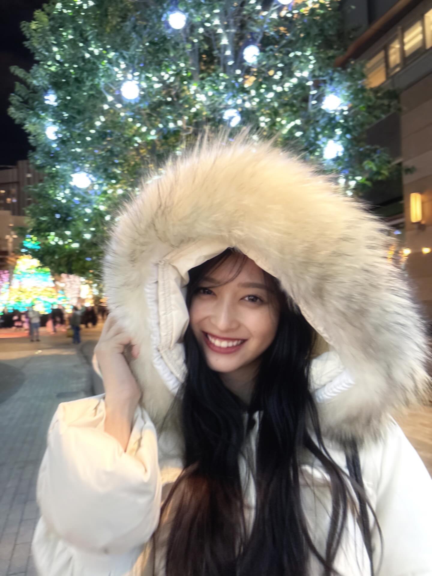 冬の夜に溶け込む笑顔…乃木坂46・井上和、イルミネーションショットに反響