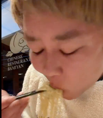 炎上スレスレの発言を量産し話題の楽しんご、ラーメンを頬張り一言