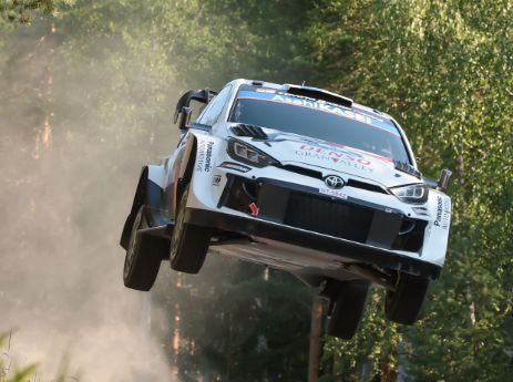 「飛ぶフィンランド人」サミ・パヤリ、ラリーフィンランドで最速発進！“空を舞う一枚”が話題に