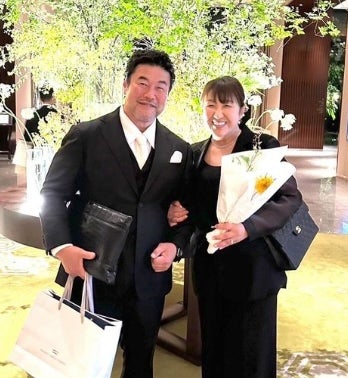 「新郎新婦かのよう」「本当、素敵なご夫婦」北斗晶 夫・佐々木健介との仲良し2Sが話題