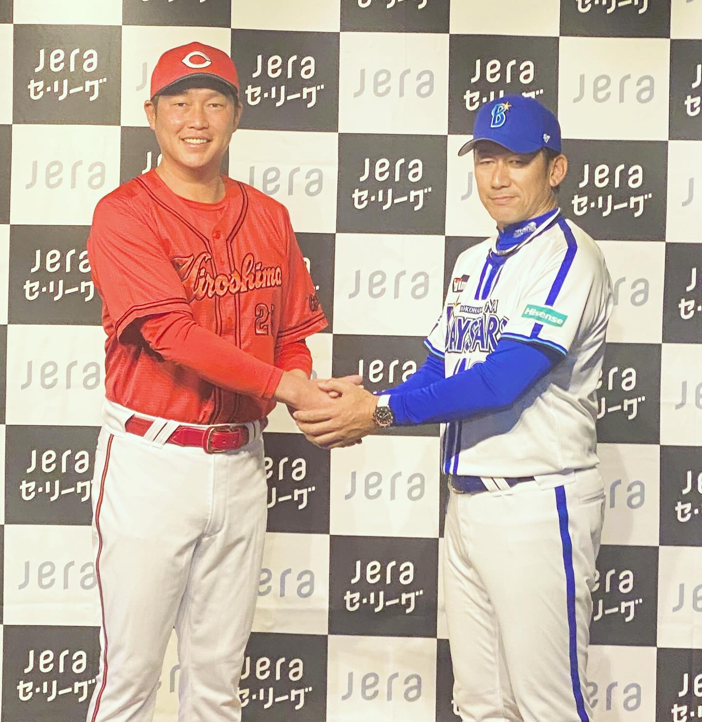 プロ野球開幕！広島・新井貴浩監督が開幕戦で戦うDeNA・三浦大輔監督との握手ショット公開！