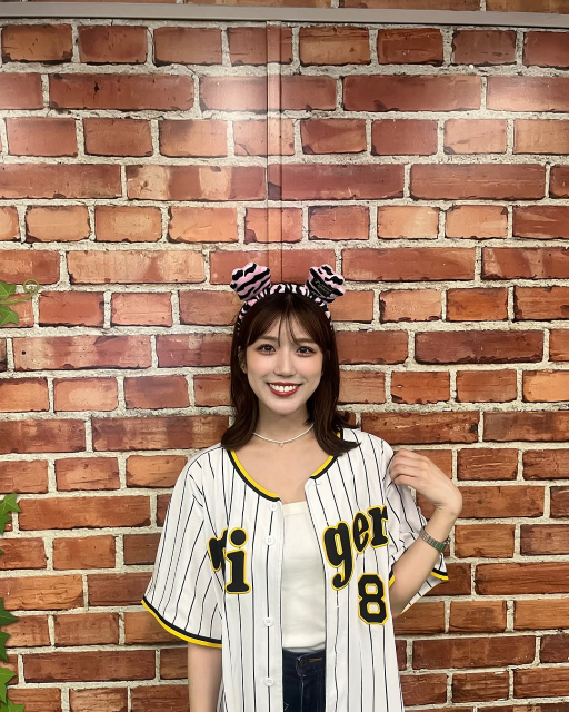 "タイガースファン"女子大生タレント、阪神vsロッテ観戦で可愛すぎる"虎ジョ"ショット披露！ファン「勝利の女神です」