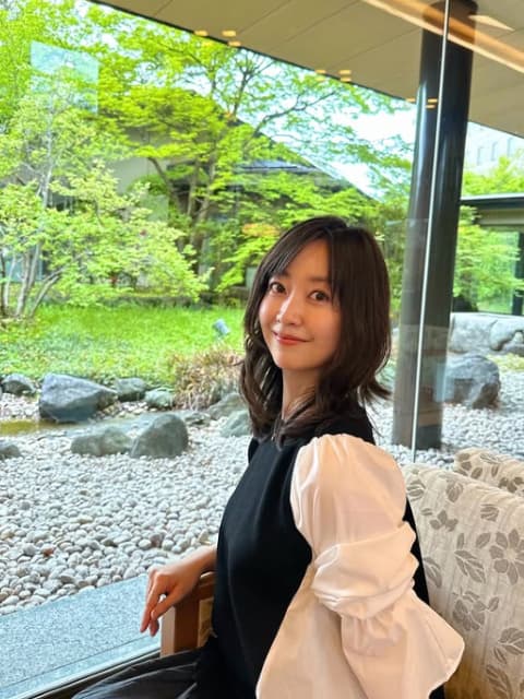 「新緑の庭園、映える美しい人」黒川智花の美しいソロショットにファンからコメント殺到⁉