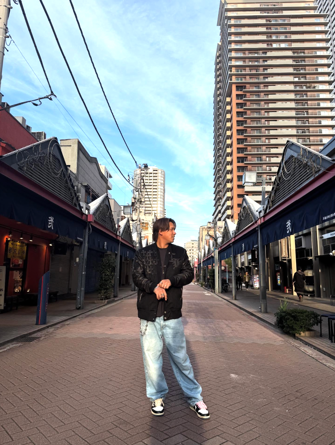 愛斗、月島もんじゃストリートで私服オフショットを公開！クロムハーツを纏う姿に「NYに見える」と驚きの声