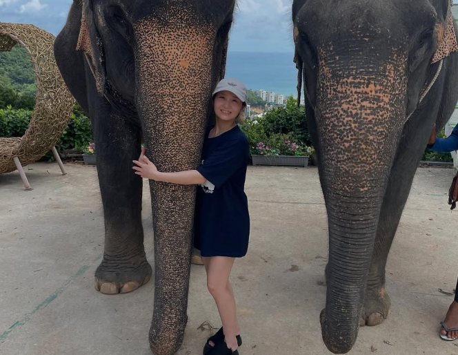 「ぞういい子すぎて…」元女子体操選手の美女、INタイ！”お戯れのビッグエレファント・ショット”を披露