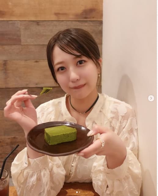 元AKB 48・篠崎彩奈がカフェでのオフショットを投稿！